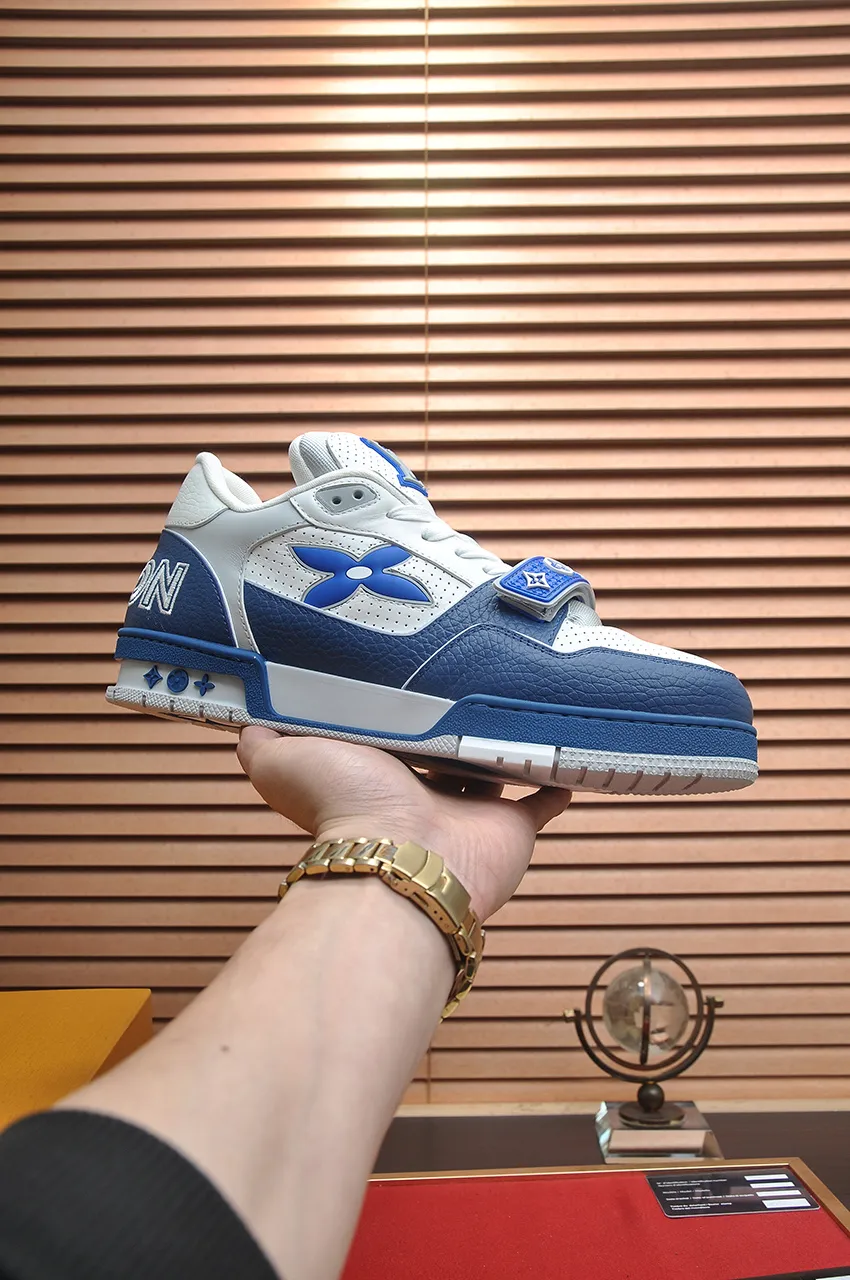 Men's shoes 💰660💶Original development, quality shipping, welcome to compare - LV sneaker series LV Trainer Maxi sneakers introduce the loose silhouette of the ready-to-wear series into the LV Trainer sneaker design written by Virgil Abloh, making an eye-catching appearance in the spring and summer men's wear shows. The cow leather upper is combined with rough fabric laces, and colorful beading highlights the brand's classic elements. LV letters mark the tongue and Monogram floral outsole. Mixed materials Made of first-layer cowhide, wrapped in imported custom-printed denim, thick shoelace design, large Monogram print on the side, "lv 54" badges on the tongue and heel, rubber outsole decorated with Monogram flowers, mesh lining and cotton feet, the comfort is as extreme as ever, premium heritage, quality first, worth owning! Size: Women's 35-39 (customized at 40, non-refundable) Men's 39-45 (customized at 38.46, non-refundable) ♡Full set of packaging with original gift box